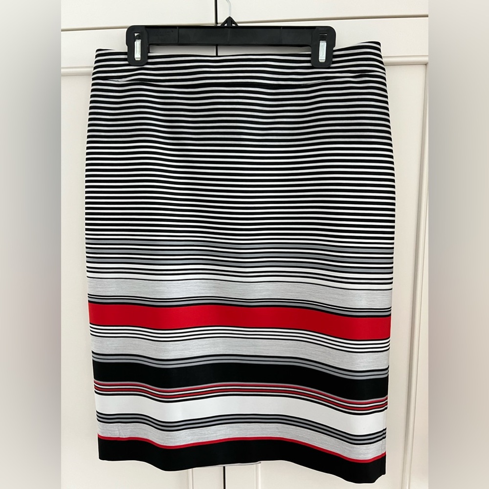 NWOT Nordstrom Classiques Entier Skirt. Elegance & sophistication. S14.